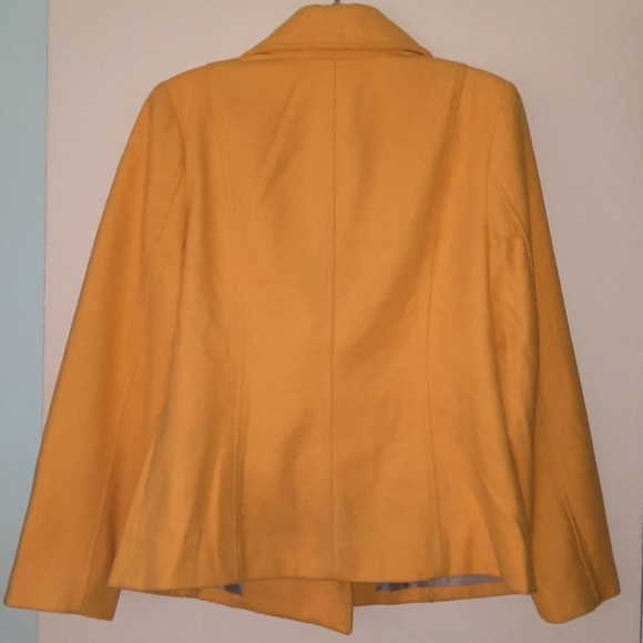 Women fashion yellow pearl coat - Picture 2 of 6